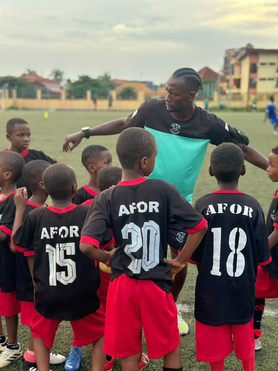 Jeunes joueurs de l'AFOR avec leur éducateur